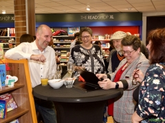 Overhandiging-boek-HIllegom-Rondom-TR-136