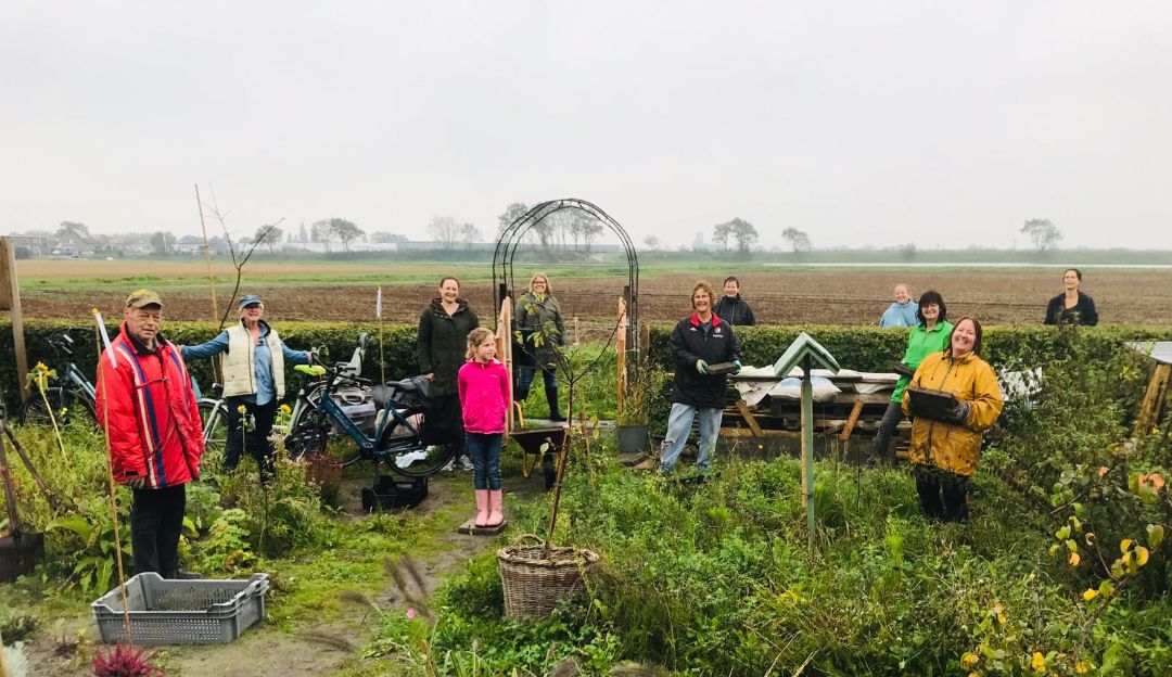 De handen uit de mouwen bij NLdoet op De Groeituin