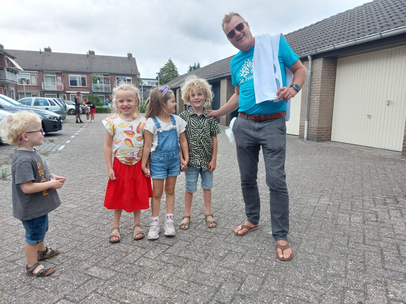 Vrolijke feestavond basisschool de Fontein in zomers thema
