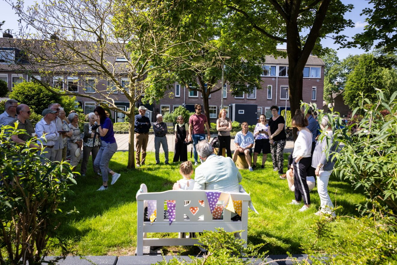Vijf buurtbankjes verloot onder inwoners Hillegom