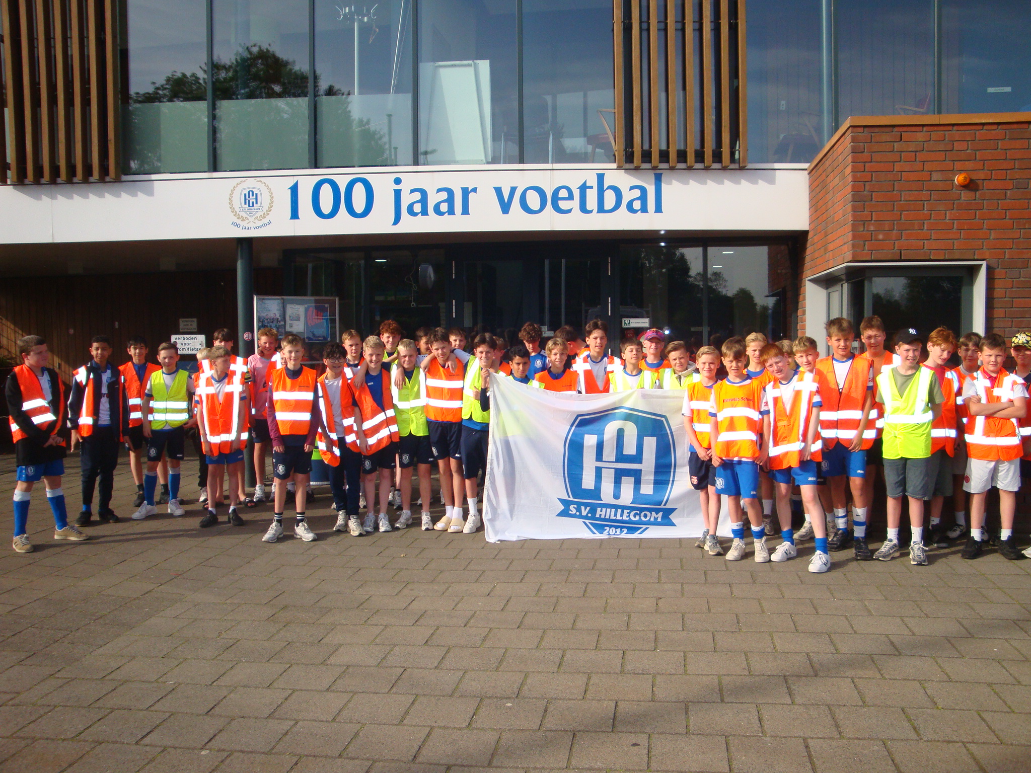 Jeugd SV Hillegom zet zich in voor een schoon dorp