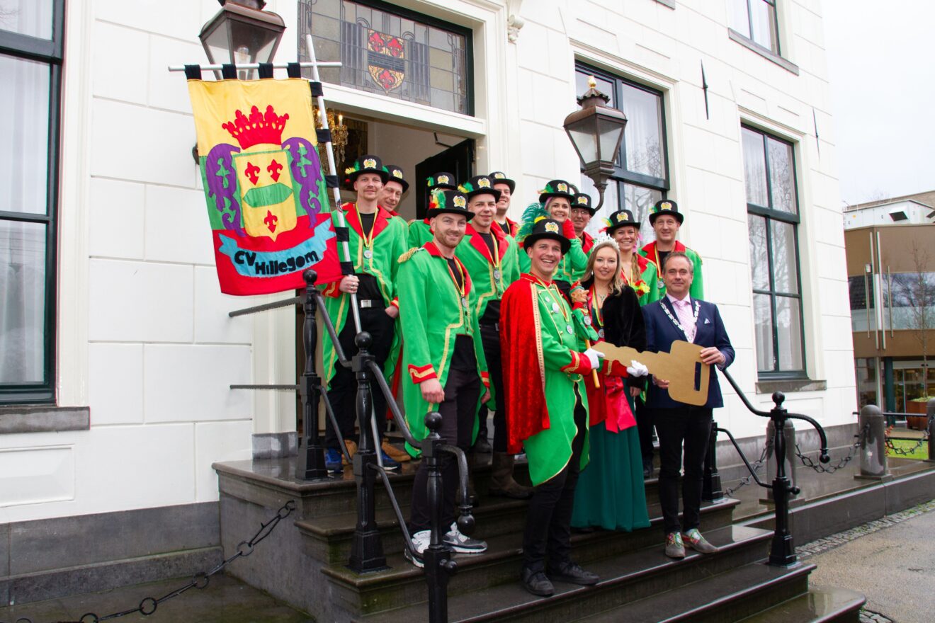Carnaval gestart door overdracht sleutel in Hillegom