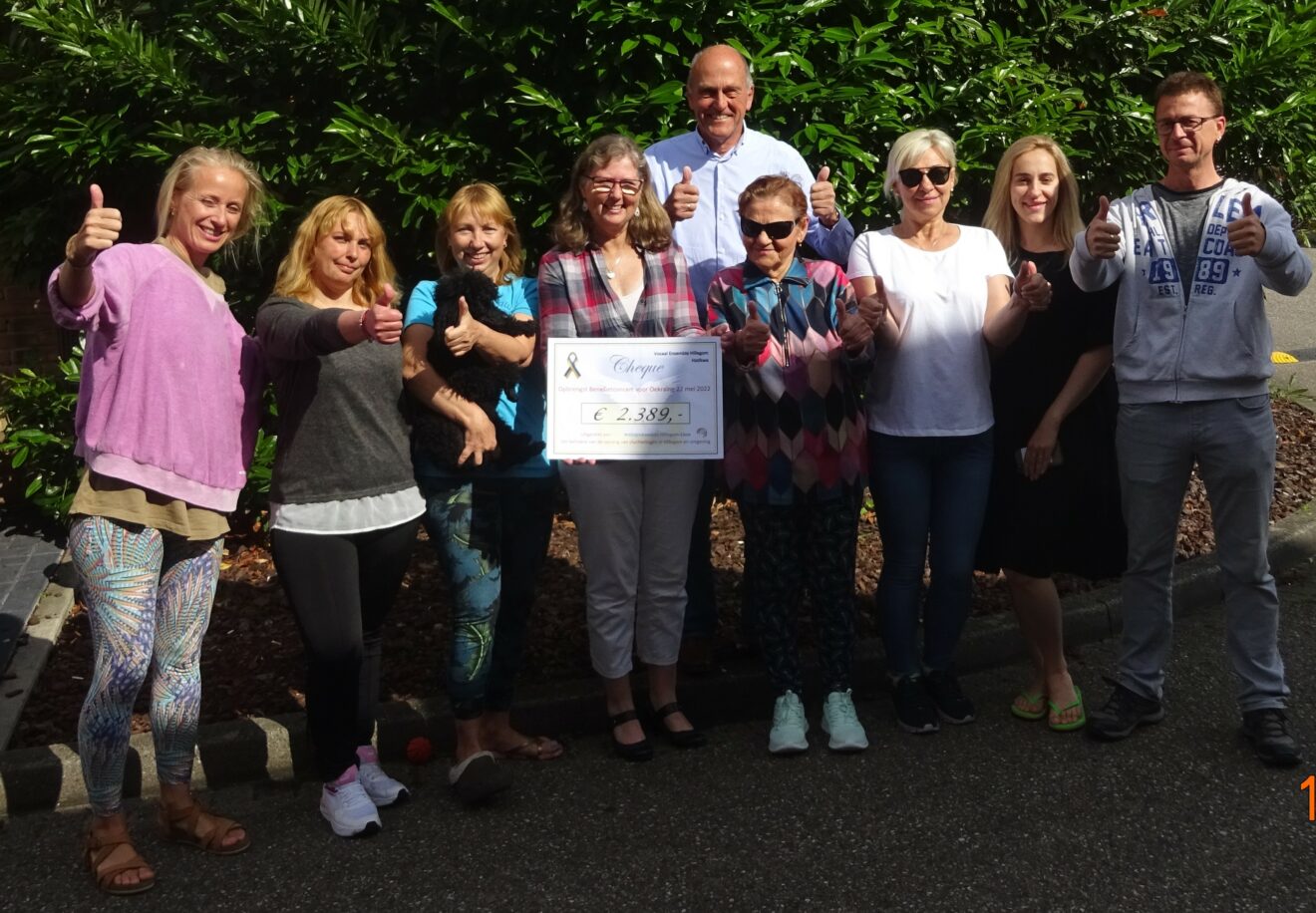 Overhandiging cheque benefietconcert