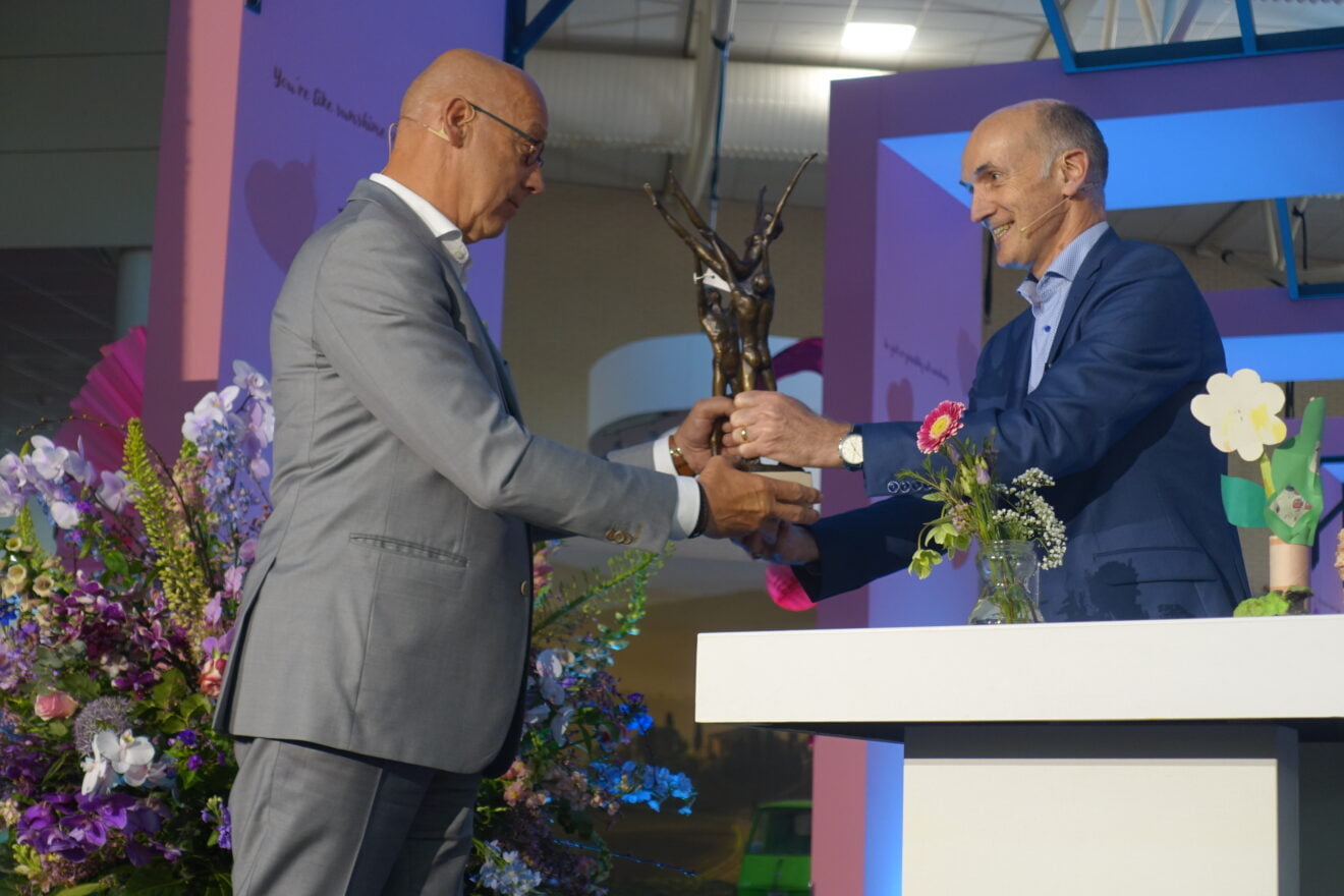 Scheidend voorzitter Henk Westerhof ontvangt Emanuel Sweertsprijs
