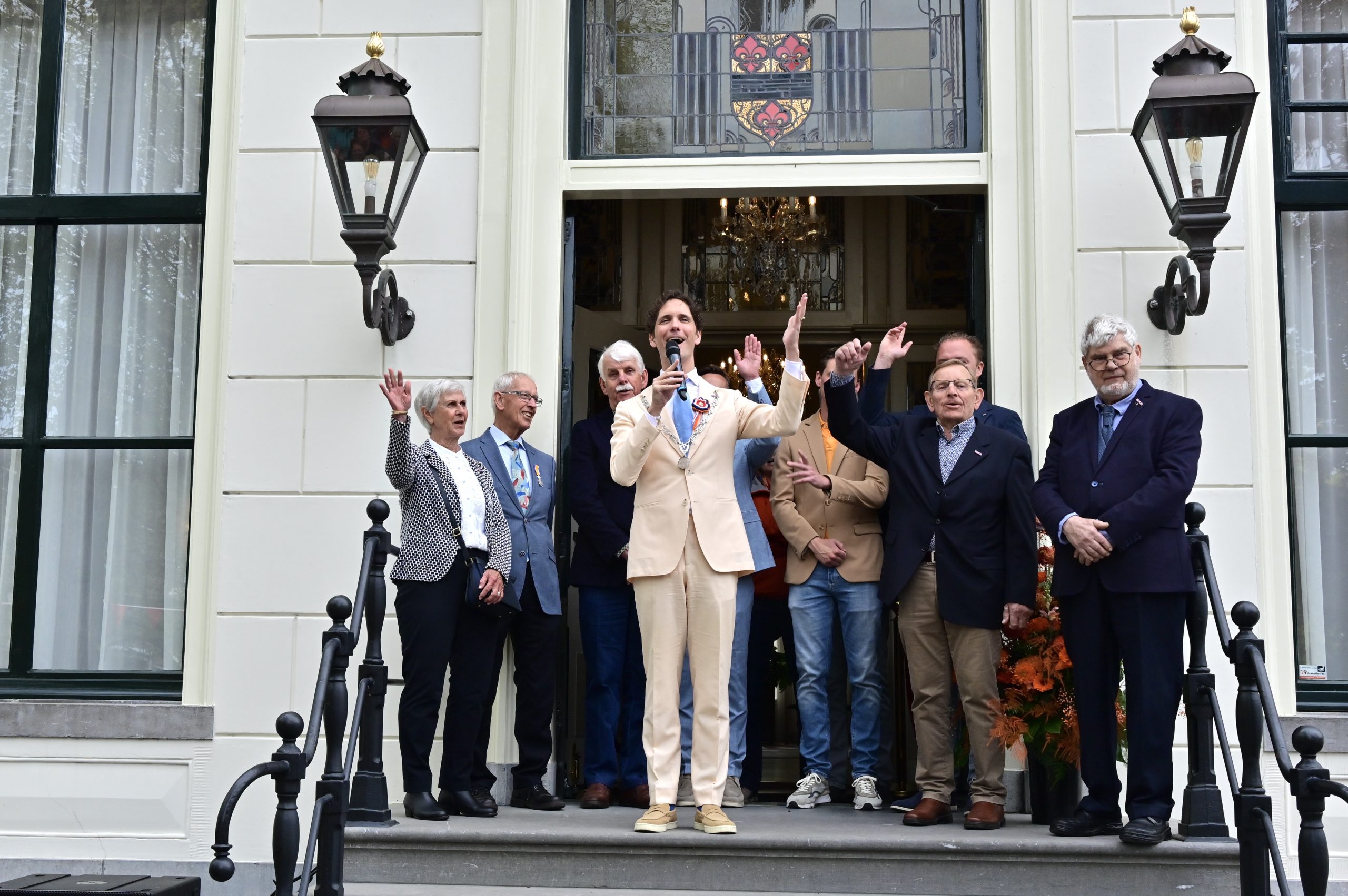 Drukbezochte en feestelijke aubade opent Koningsdag in Hillegom