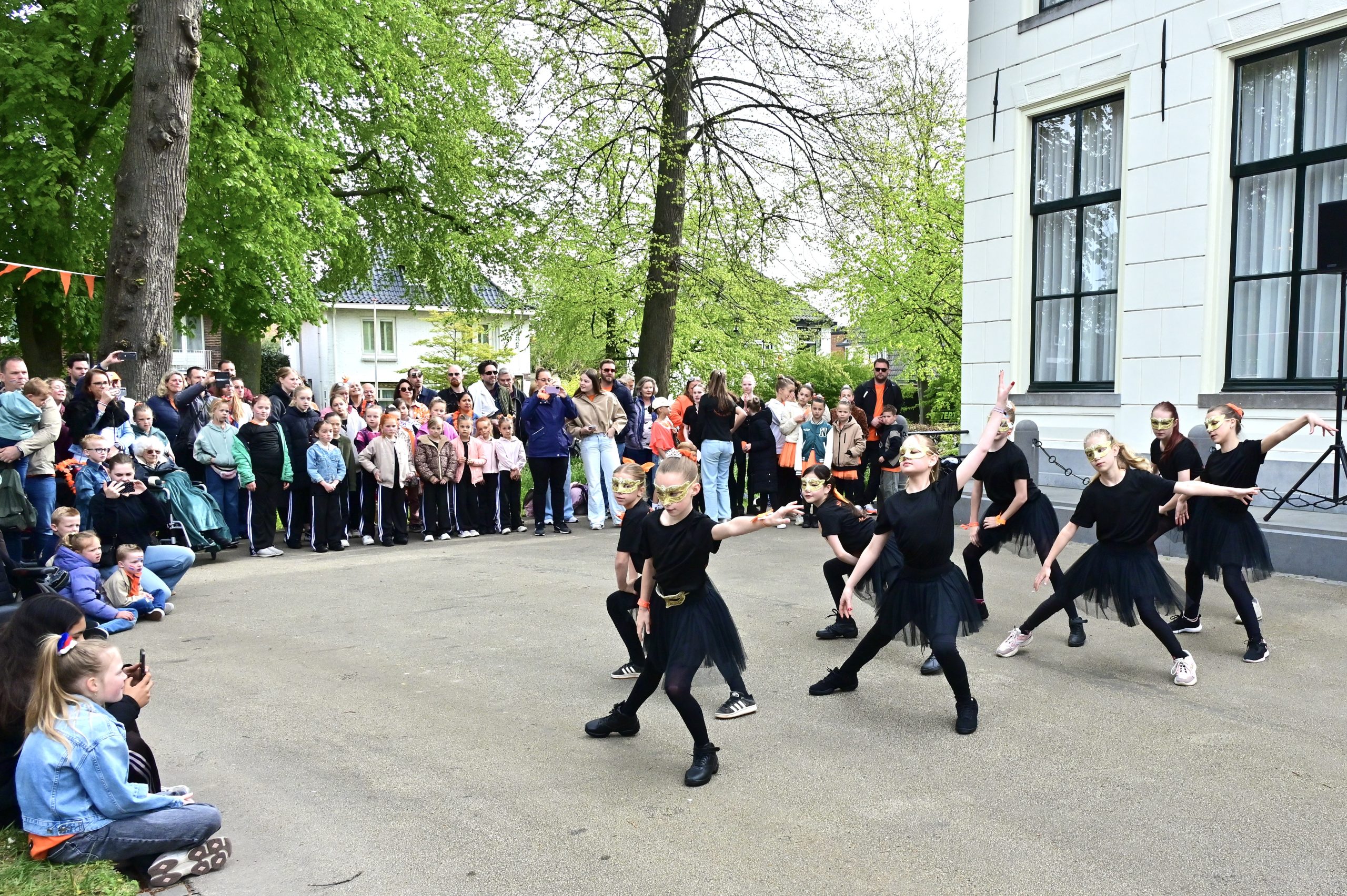 Vrolijk dansoptreden in de Hoftuin brengt Koningsdag tot leven