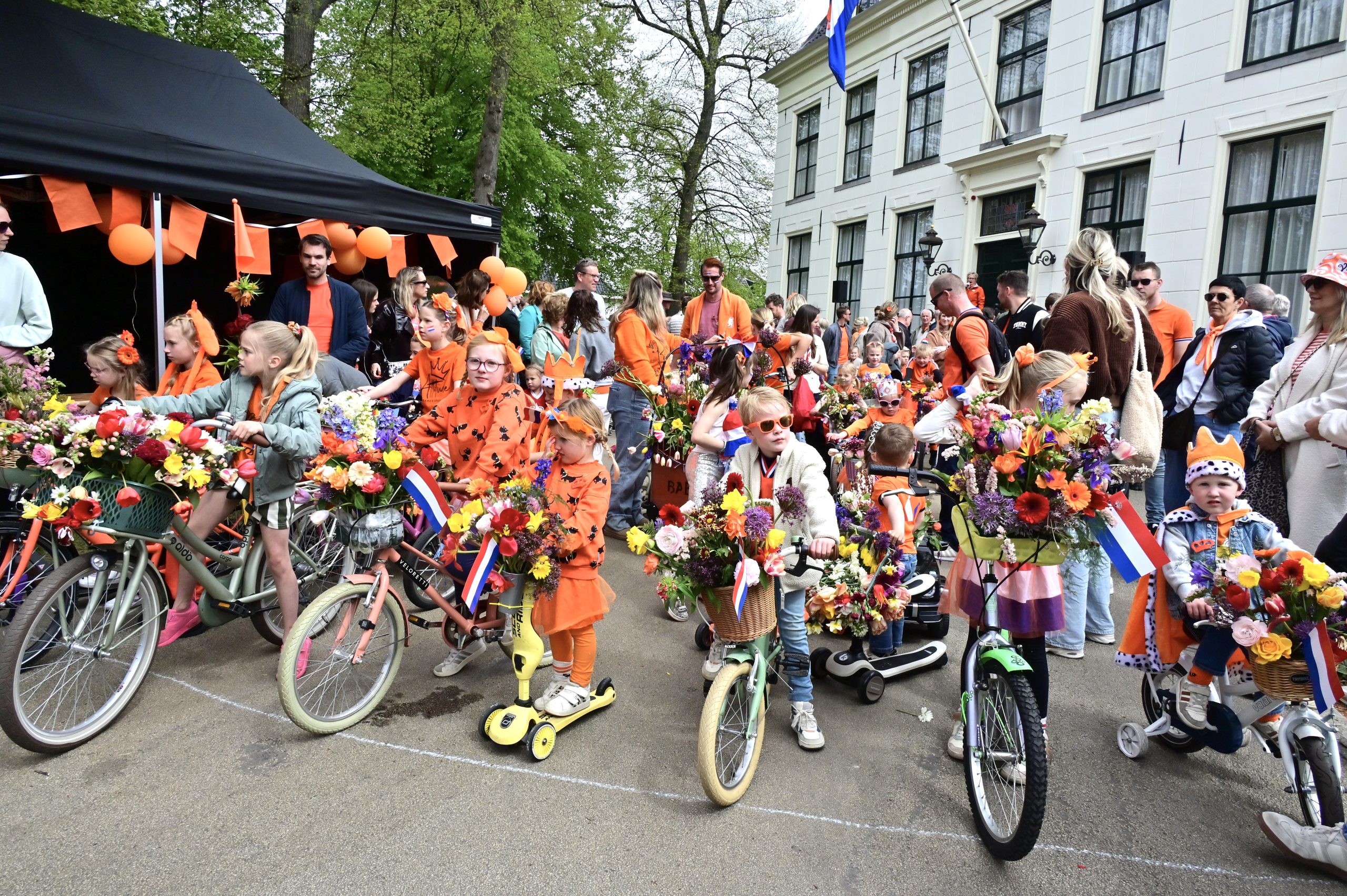 Kinderbloemencorso kleurt Koningsdag