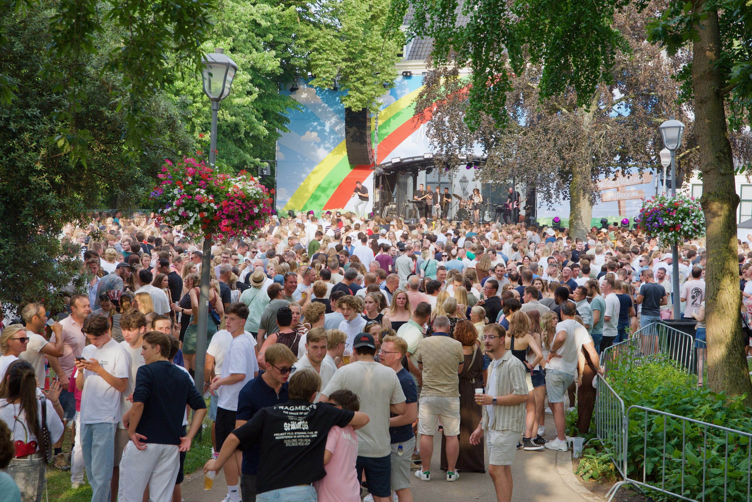 Hitte houdt feestvierders niet tegen op Hillegoms Muziekfeest
