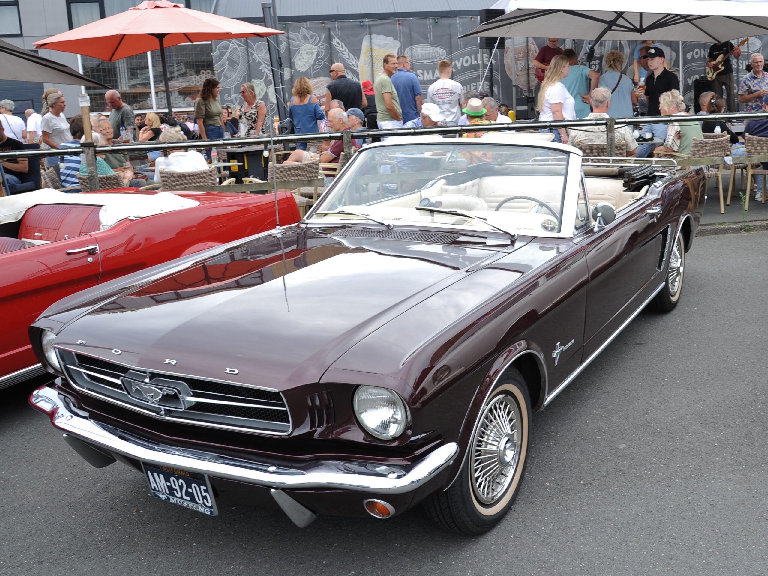 Ford Mustangs pronken bij Brouwerij Klein Duimpje