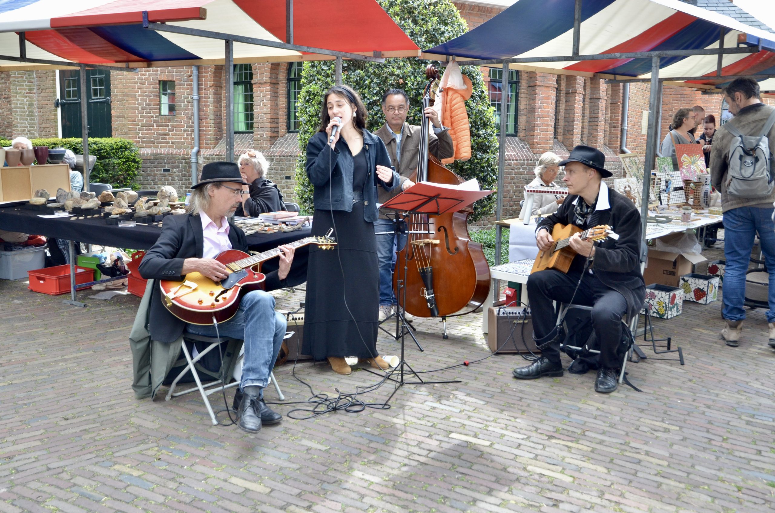 Zonnige en gezellig drukke kunstmarkt Montmartre