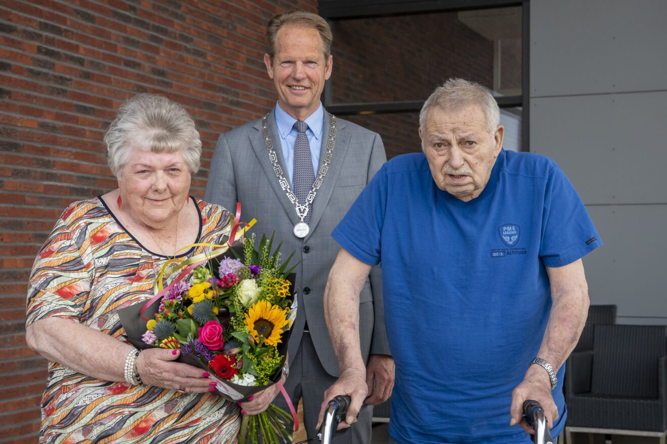 Burgemeester feliciteert 60-jarig bruidspaar Van Vossen – Pronk