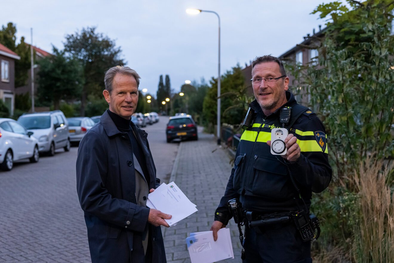 Gemeente en politie geven tijdschakelaars weg