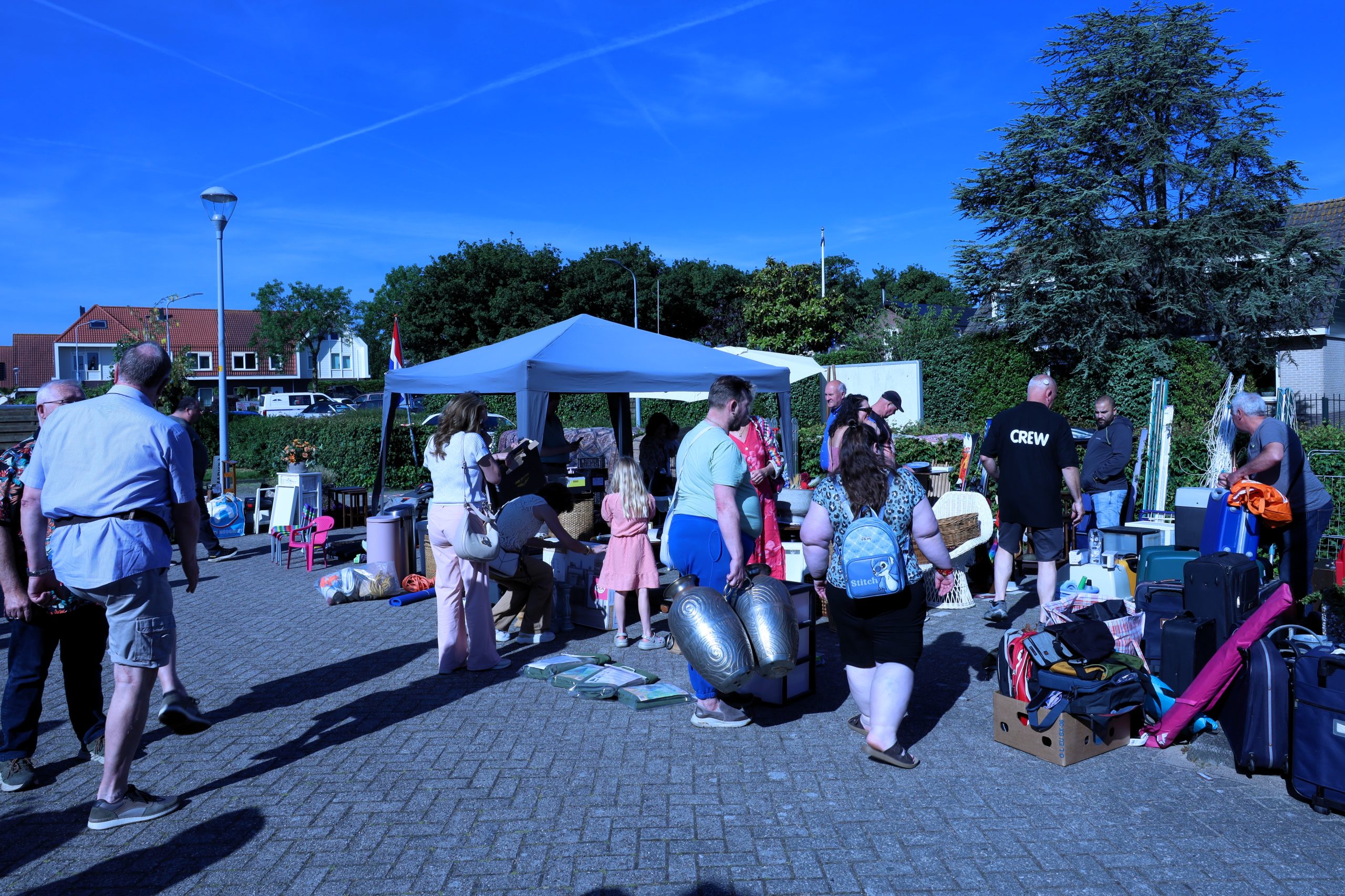 Drukke rommelmarkt Het Eiland op 1ste Pinksterdag