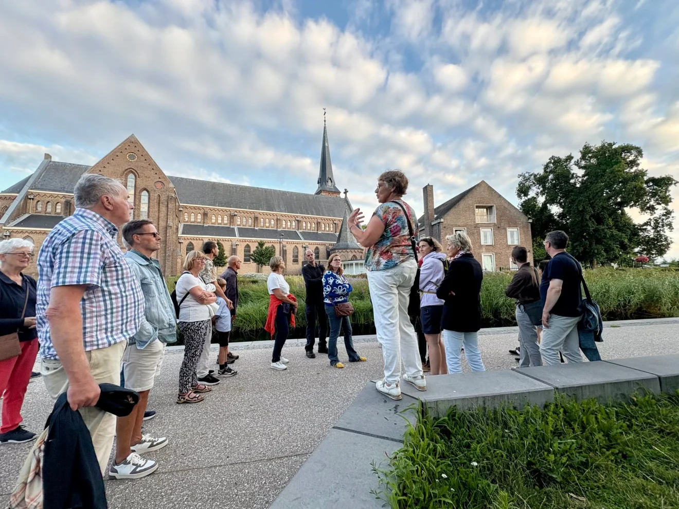 BollenstreekOmroep doet verslag van Zomeravondwandeling Hillegom