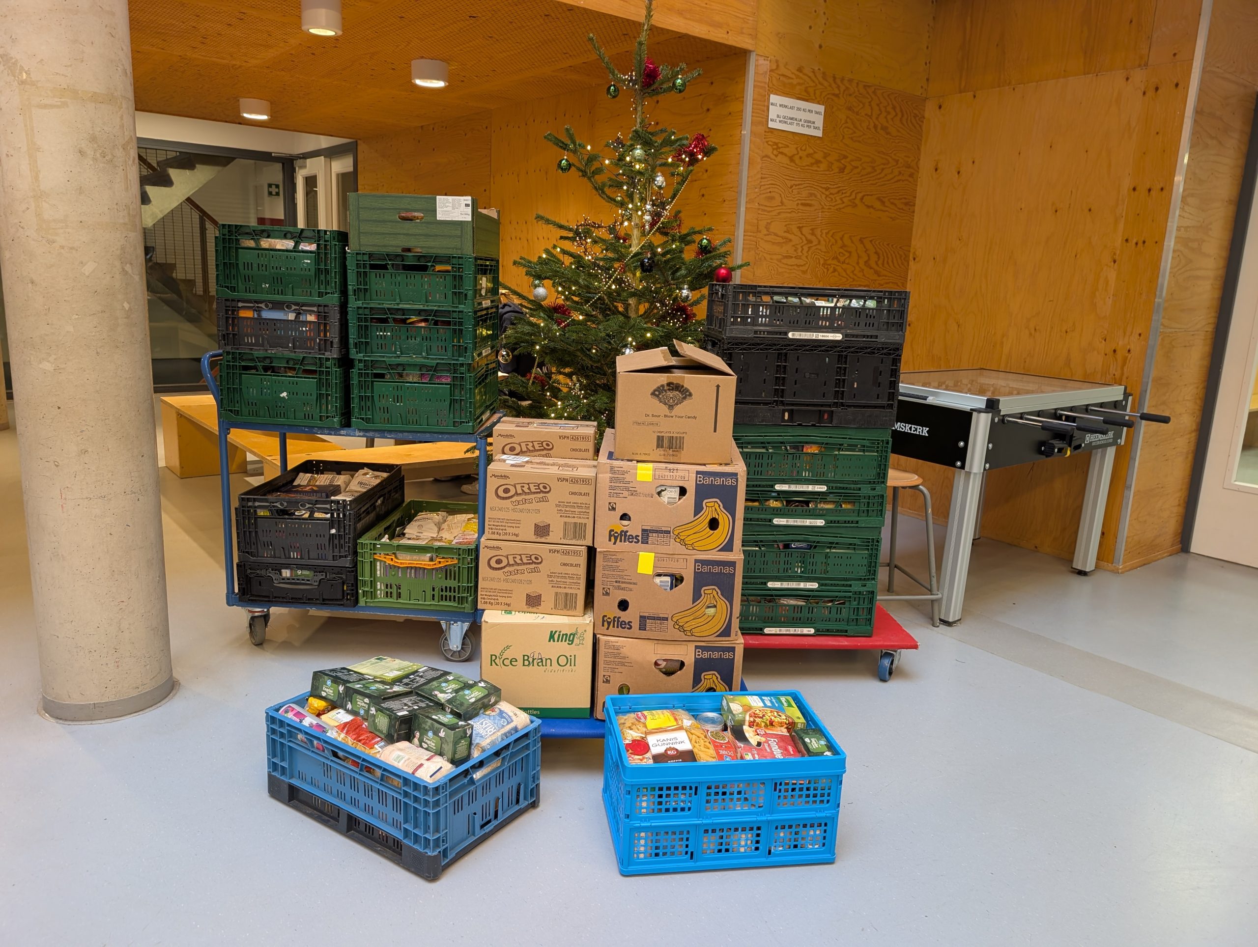 3 mavo van Leeuwenhorst in actie voor Voedselbank Hillegom