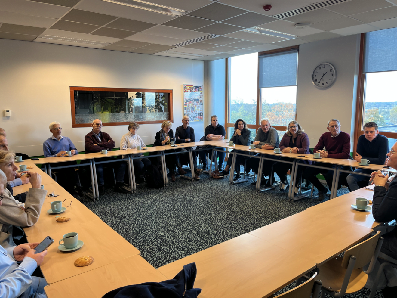 De gemeenteraad op bezoek bij het Fioretti college en een nieuwe ondernemer in Hillegom