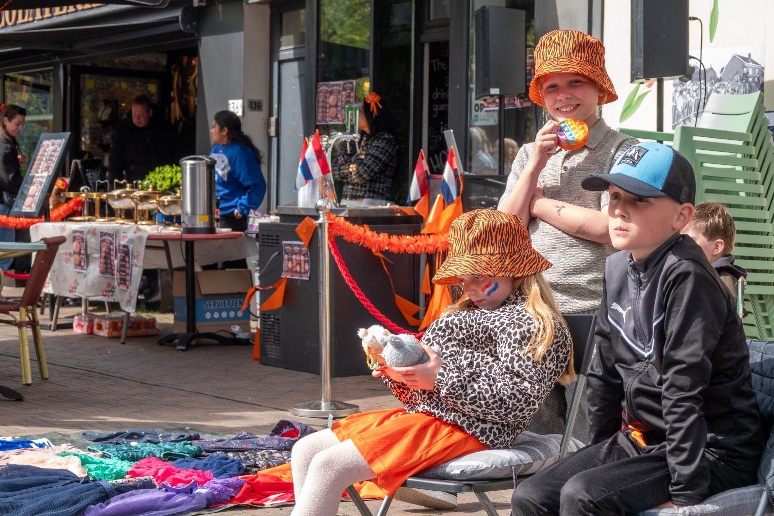 Drukbezochte vrijmarkt zorgt voor levendige Koningsdag in Hillegom