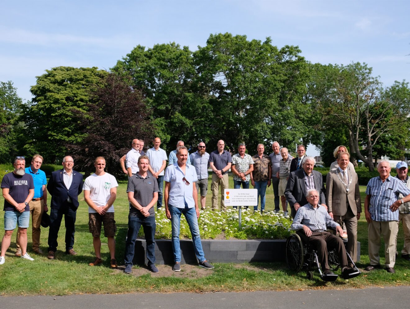 Burgemeester onthult samen met veteranen Anjerperk