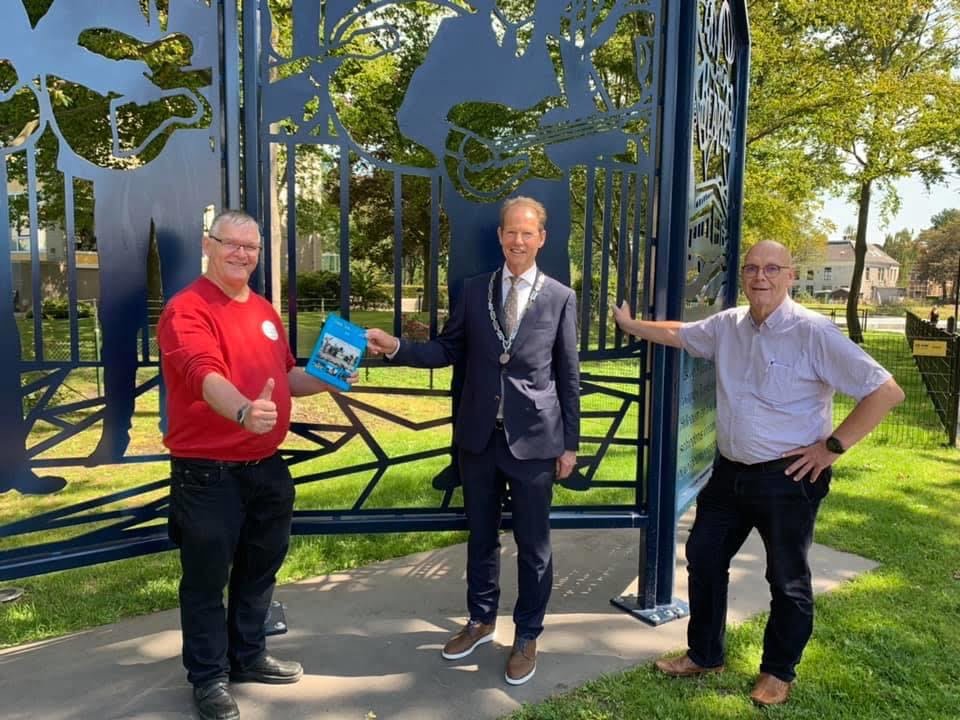 Beatlesboek overhandigd aan burgemeester'