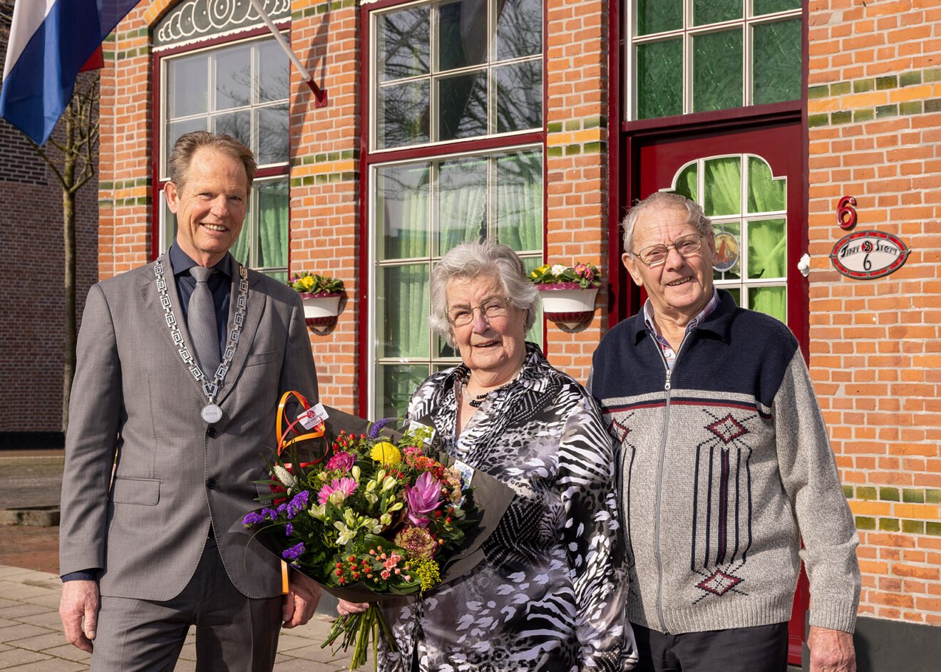 Burgemeester van Erk feliciteert 60-jarig bruidspaar Uitendaal
