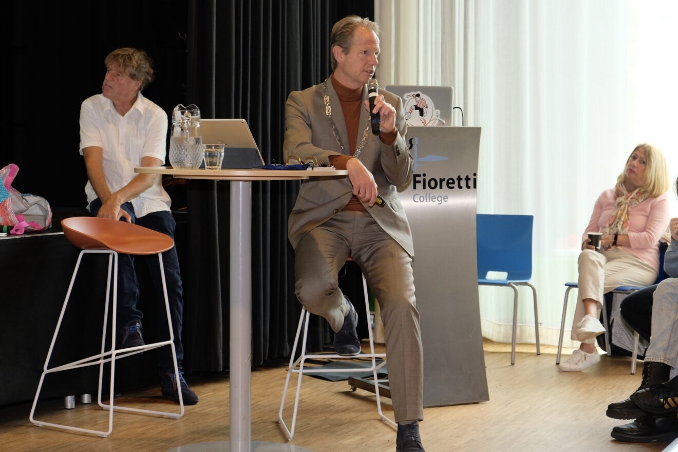 Burgemeester Van Erk geeft gastcollege