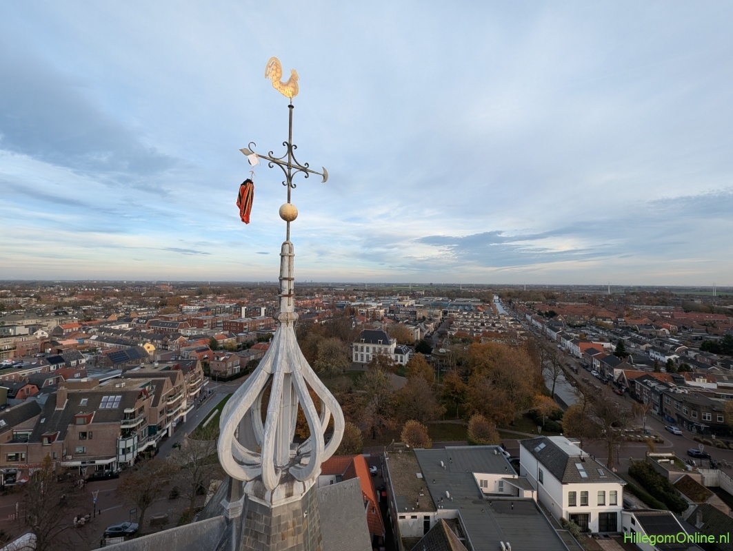 Metershoge reddingsoperatie voor pietenbroek aan Maartenskerk