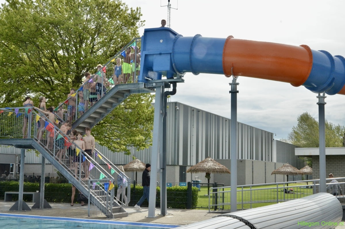 Opening nieuwe glijbaan buitenzwembad de Vosse