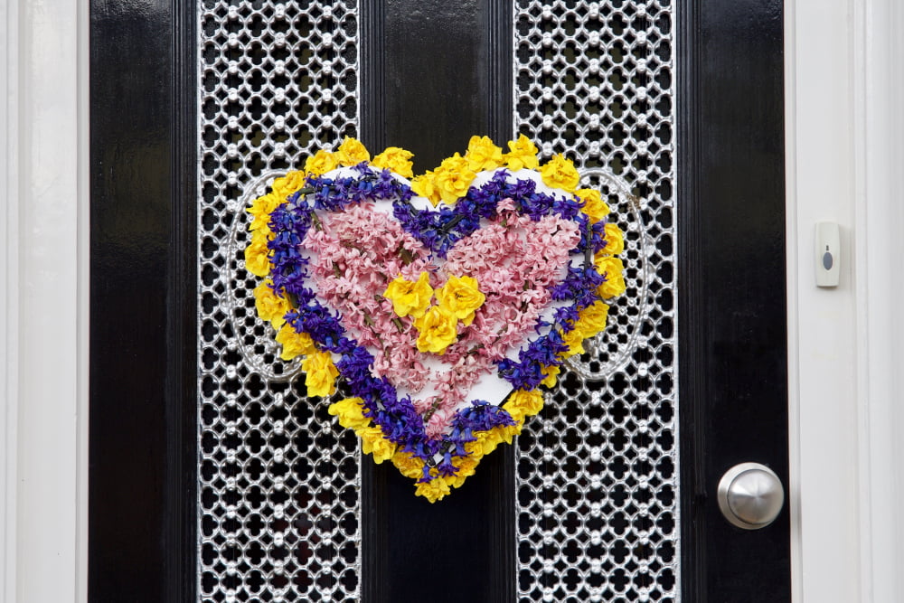 Zelf gestoken bloemenharten door de Bollenstreek